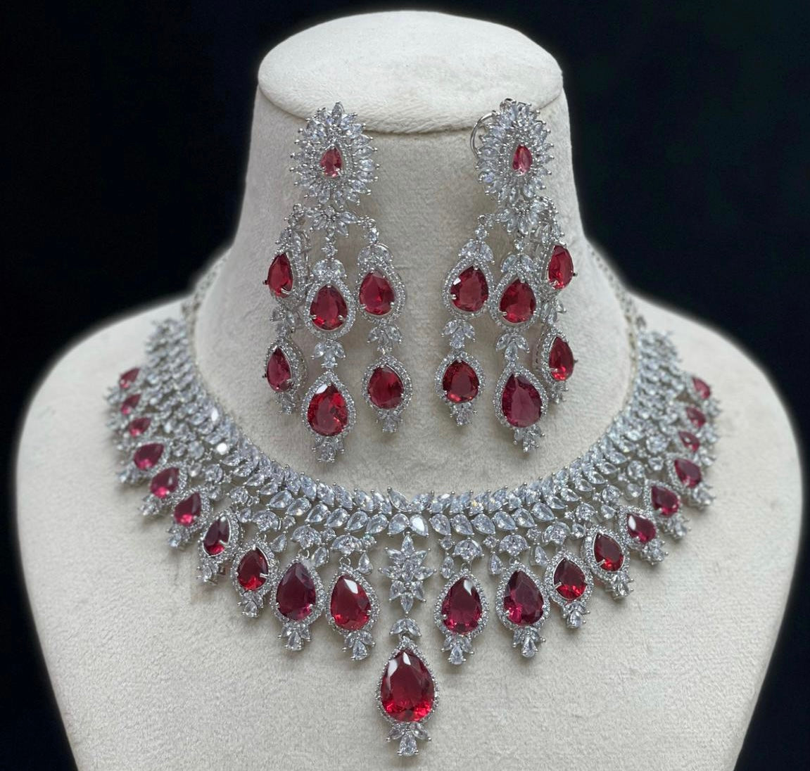 Celebrity inspired necklace set